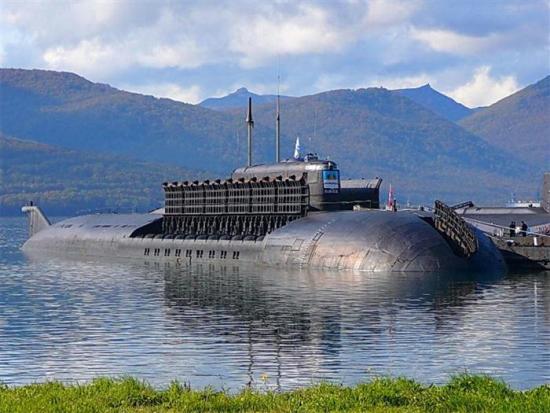 Tàu ngầm Severodvinsk bắt đầu được đóng từ năm 1993 tại xưởng đóng tàu Sevmash, thành phố Severodvinsk, phía bắc nước Nga. Tuy nhiên, do có khó khăn về tài chính nên thời gian hoàn thành chiếc tàu ngầm này đã bị kéo dài đến 17 năm. Moscow đã lên kế hoạch hạ thủy tàu Severdovinsk vào ngày 7/5/2010, đúng dịp kỷ niệm 65 ngày chiến thắng phát xít Đức. Tuy nhiên, do một số trục trặc kỹ thuật, lễ hạ thủy tàu Severodvinsk đã phải lùi lại đến ngày 15/6/2010.