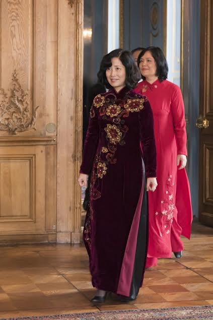 Nữ Đại sứ Đoàn Thị Phương Dung duyên dáng trong tà áo dài 