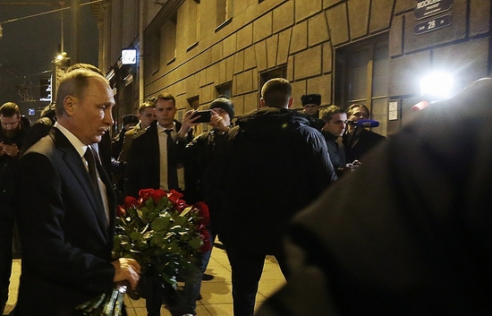 Tổng thống Putin đã đích thân đến hiện trường vụ đánh bom để đặt hoa tưởng niệm các nạn nhân.