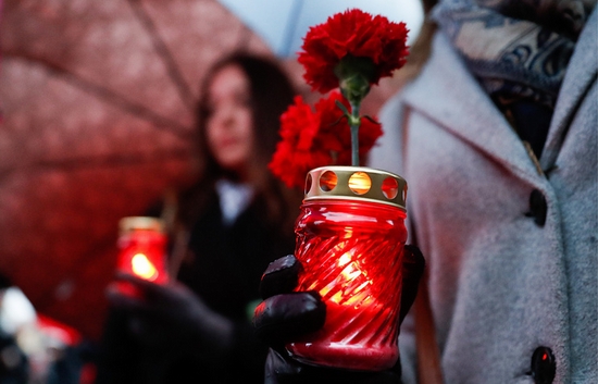 Người dân Nga đốt nến, đặt hoa tưởng niệm các nạn nhân