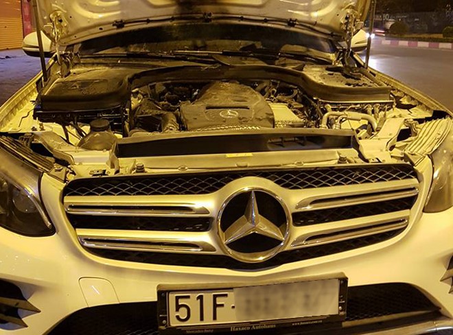 Hà Nội: Mercedes GLC bị cháy khoang động cơ