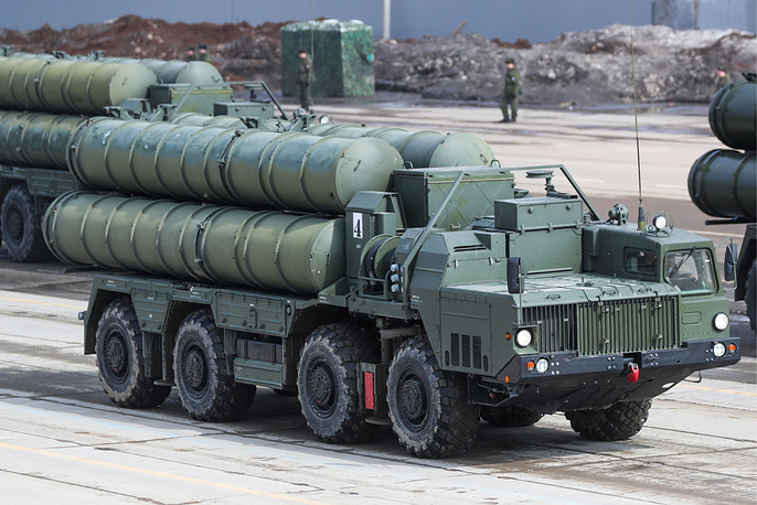 Hệ thống tên lửa phòng không S-400 Triumf: S-400 Triumph là thế hệ tên lửa chiến thuật hiện đại nhất của Nga và cũng là một trong những loại tổ hợp tên lửa phòng không hiện đại nhất thế giới hiện nay. 