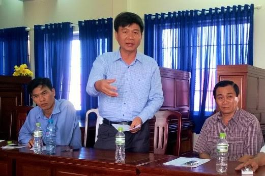 Ông Nguyễn Bình Tân (giữa) tổ chức cuộc họp