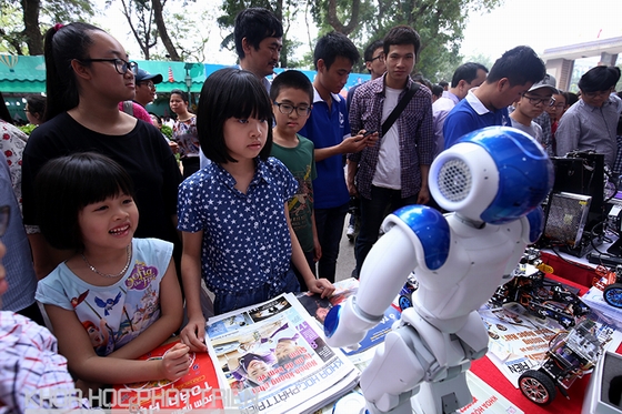 Chú robot trí tuệ nhân tạo được giới thiệu tại gian hàng của nhà sách Long Minh thu hút mọi lứa tuổi từ người già đến trẻ em.