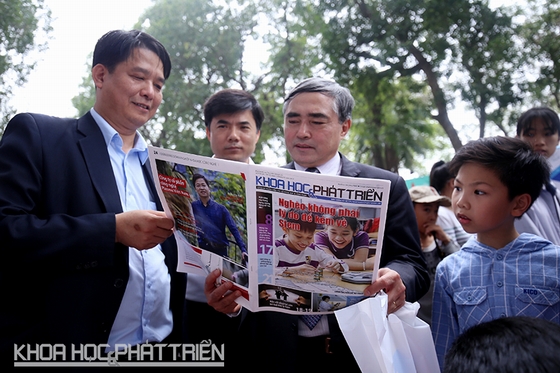 Thứ trưởng Bộ Thông tin và Truyền thông Nguyễn Minh Hồng (thứ ba từ trái sang) tới dự ngày hội sách Việt Nam