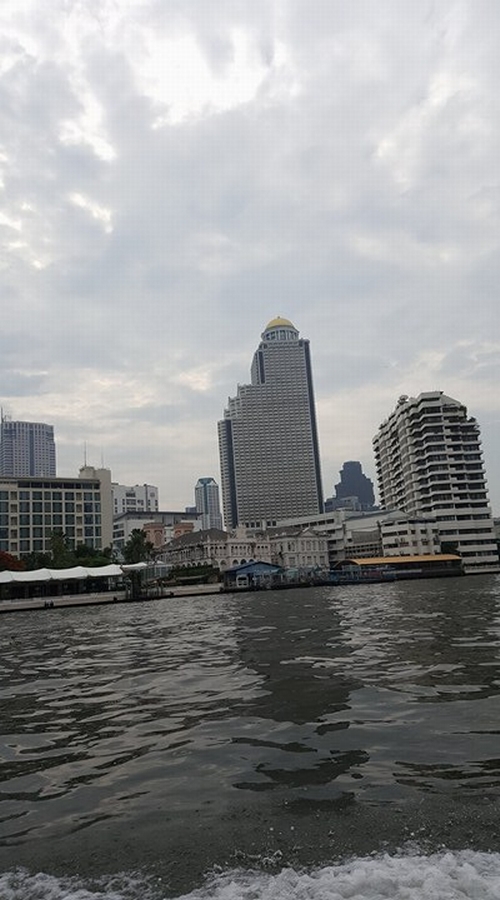 Du thuyền trên sông Chao Phraya, du khách sẽ được nghe giới thiệu về lịch sử, kiến trúc, văn hóa về những ngôi chùa, những cung điện dọc sát bên sông. Trong đó đáng chú ý là ngọn tháp cao 76m nằm sừng sững bên sông. Vật liệu để đúc nên ngọn tháp này chính là những mảnh vỡ còn lại của con tàu bị đắm.