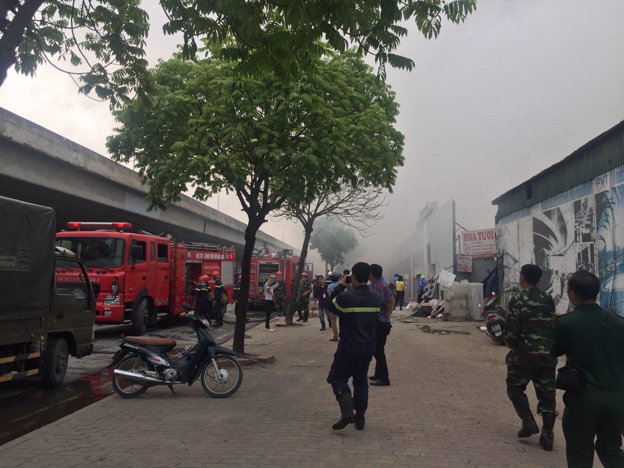 Hơn chục xe cứu hỏa có mặt tại hiện trường dập đám cháy. Ảnh: HT