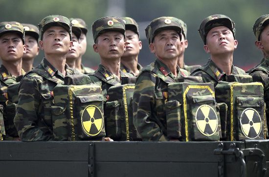 Binh sĩ Hàn Quốc cầm biểu tượng của vũ khí hạt nhân – thứ vũ khí mà họ xem là “bảo bối” trong cuộc đối đầu với các cường quốc.