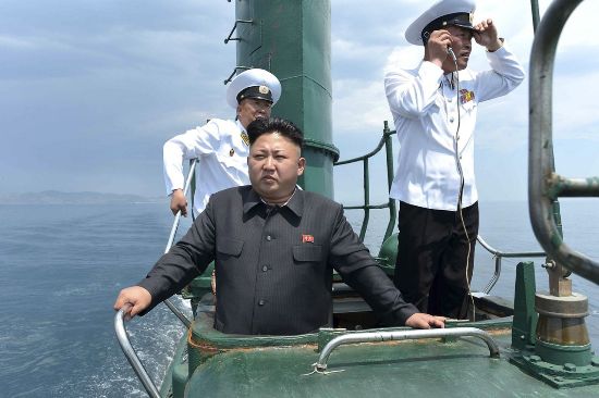 Chủ tịch Triều Tiên Kim Jong Un đứng trên tháp của tàu ngầm