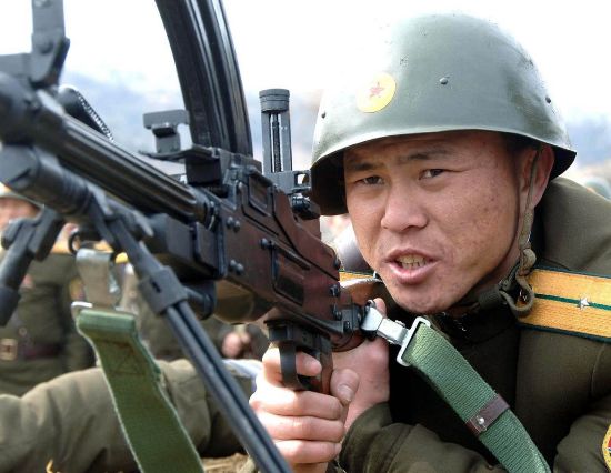 Binh sĩ Triều Tiên trong một cuộc tập trận bắn đạn thật diễn ra hôm 8/3 ở một một khu vực không xác định.