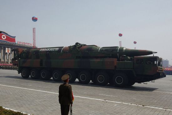 Tên lửa Triều Tiên được chở trên một phương tiện quân sự. Đây là hình ảnh được ghi lại trong một cuộc diễu binh kỷ niệm ngày sinh của cố Chủ tịch Kim Nhật Thành.