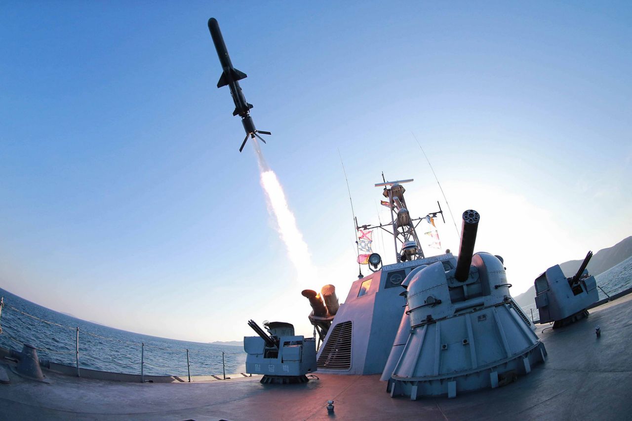 Tên lửa được bắn đi từ tàu hải quân