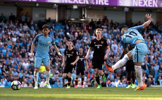 Aguero ghi bàn nâng tỉ số lên 2-0 cho Man City