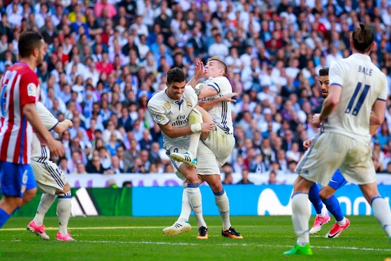 Pepe gặp chấn thương nặng sau pha va chạm với đồng đội