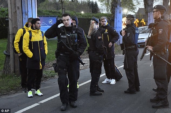 Cảnh sát nhanh chóng được triển khai để bảo vệ cầu thủ Dortmund