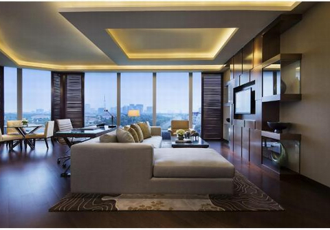 Khung cảnh phòng Presidential Suite tại khách sạn JW Marriott Hanoi – Phòng được chia thành nhiều phòng nhỏ bao gồm phòng khách, phòng ngủ, phòng làm việc.