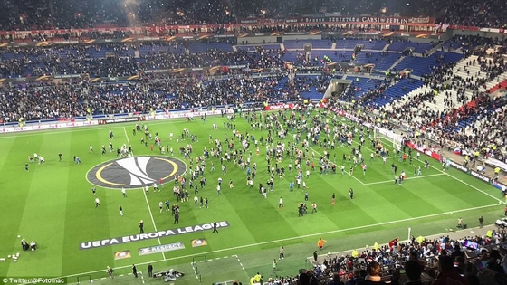 Europa League: CĐV tràn xuống sân ẩu đả kinh hoàng!