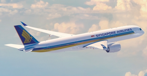 Đứng thứ hai trong danh sách này là Singapore Airlines.   Hãng hàng không quốc gia Singapore, Singapore Airlines (SQ) là một trong những hãng hàng không lớn nhất thế giới. Từ trung tâm trung chuyển của hãng tại Sân bay Changi Singapore (SIN), Singapore Airlines bay đến hơn 60 điểm tại 35 quốc gia trên sáu lục địa. Là thành viên của Star Alliance, hãng cũng có các thỏa thuận liên danh với khoảng 10 hãng hàng không khác. Singapore có đội tàu toàn máy bay thân rộng với bốn hạng dịch vụ: Singapore Airlines Suites, Hạng Nhất, Hạng Thương gia và Hạng Phổ thông. Hãng hàng không khai thác ba phòng chờ cho hành khách cao cấp. Phòng chờ SilverKris có địa điểm tại 15 sân bay. Ngoài ra, sân bay Changi còn là mái nhà của Private Room và KrisFlyer Gold Lounge.  Đây là một nhận xét của du khách về hãng hàng không này: 