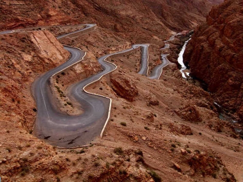 Đường Dades Gorges (Marocco): Đường đèo Dades Gorges nguy hiểm và đầy trắc trở đường nằm trong hẻm núi thuộc sông Dadès, Ma Rốc. Con đường gợi lên sự nguy hiểm này thời gian gần đây luôn tấp nập người dân và khách du lịch qua lại.
