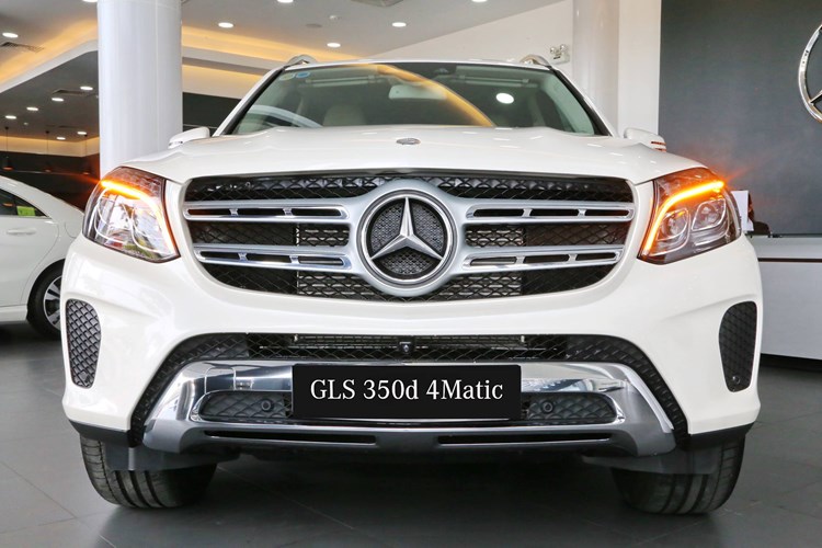  GLS là phiên bản kế nhiệm của GL. Từ “S” được thương hiệu xe sang Mercedes-Benz thêm vào nhằm ám chỉ GLS sẽ được xây dựng như một mẫu S-Class trong phân khúc xe SUV hạng sang. 