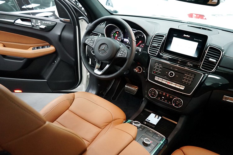  Cùng với đó là hệ thống dẫn đường, định vị GPS và hệ thống điều hòa tự động đa vùng Thermotronic. Cụm đồng hồ nâng cấp với nhiều cải tiến hiện đại cũng được trang bị trên Mercedes GLS 2016. Ngoài ra, người lái có tự điều chỉnh các chức năng trên màn hình thông qua touchpad nằm giữa hai ghế trước... 