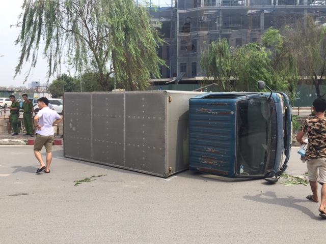 Xe tải bị đâm nằm phơi bụng trên đường Nam Trung Yên