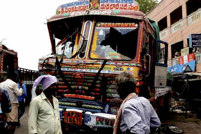 Xe tải tông vào đám đông biểu tình ở Ấn Độ, 13 người chết