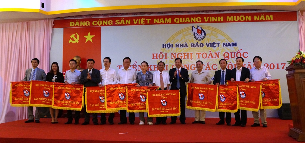 Lãnh đạo Hội Nhà báo Việt Nam trao tặng Cờ thi đua xuất sắc cho các đơn vị 