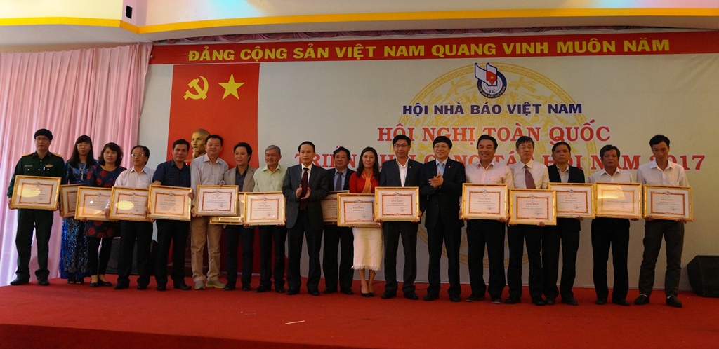 Lãnh đạo Hội Nhà báo Việt Nam trao tặng Bằng khen cho các đơn vị, cá nhân