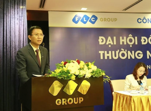 Ông Lê Thành Vinh – Thành viên Hội đồng Quản trị kiêm Tổng Giám đốc báo cáo hoạt động của Ban Tổng Giám đốc