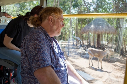 Ông Dave Morgan, Giám đốc vùng của Wild Welfare quan sát thực tế phúc lợi động vật tại khu bán hoang dã của Vinpearl Safari