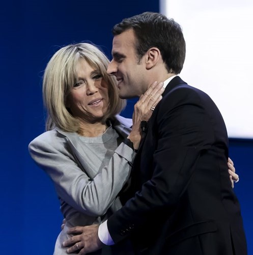  Ông Mammuel Macron, ứng viên trung dung đại diện cho phong trào “Tiến lên”, đã giành chiến thắng trong cuộc bỏ phiếu vòng 1 bầu cử Tổng thống Pháp 2017 hôm 23/4 để bước vào vòng 2. Dư luận đang đổ dồn sự chú ý vào ông Macron cũng như chuyện tình đặc biệt của nhà chính trị gia 39 tuổi này với người vợ 64 tuổi - bà Brigitte Trogneux. Ảnh: Mirror. 