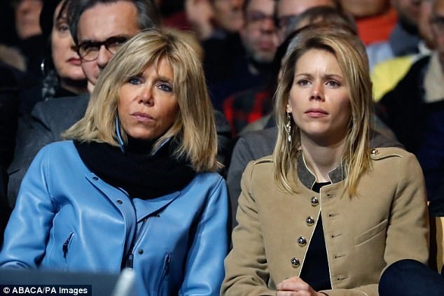  Bà Brigitte Trogneux (trái) lắng nghe ông Emmanuel Macron phát biểu tại Grand Palais, Lille, Pháp, hồi tháng 1/2017. Ảnh: Daily Mail. 