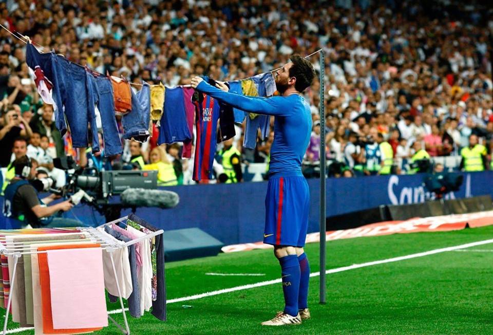 Cười lăn với màn chế ảnh Messi &quot;phơi áo&quot; tại Bernabeu!