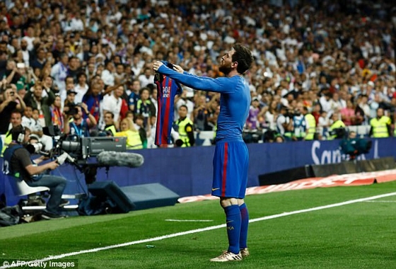 Messi đang phơi áo tại Bernabeu sẽ là hình ảnh đầy hứng khởi cho các fan của cầu thủ này. Hình ảnh đó sẽ gợi lên trong bạn những kỷ niệm, cảm xúc và sự tự hào về Messi và tình yêu của anh dành cho áo đấu.