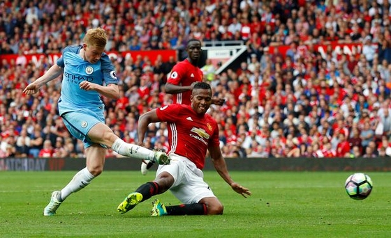 De Bruyne ghi bàn trong trận thắng 2-1 của Man City tại Old Trafford ở trận lượt đi