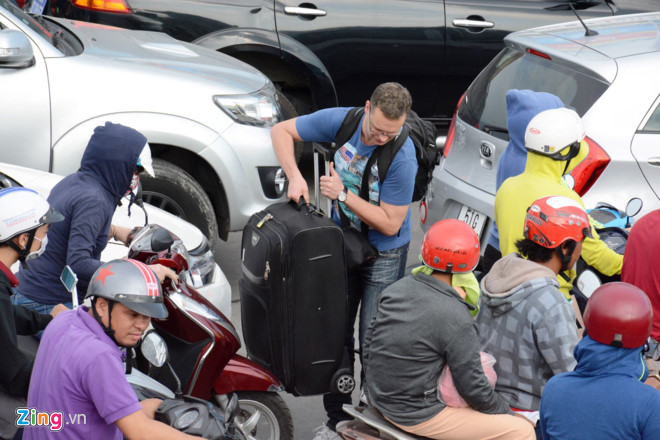 Hành khách lo lắng bị trễ chuyến bay trước tình trạng kẹt xe càng lúc càng nghiêm trọng, nhiều người đã vác hành lý chạy bộ vào sân bay Tân Sơn Nhất.