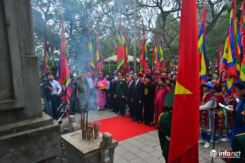 Chủ tịch nước Trần Đại Quang cùng các đại biểu làm lễ trước lăng Hùng Vương sáng 6/4.