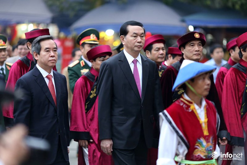Chủ tịch nước Trần Đại Quang cùng các đại biểu tiến vào lễ đài dâng hương.