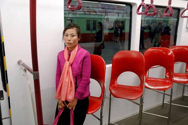 Một cô gái trên khoang tàu điện ngầm loại mới. Triều Tiên hiện sử dụng hai mẫu tàu điện ngầm chính, trong đó mẫu cũ hơn được nhập khẩu từ Đức năm 1999.  Ở độ sâu như trên, ngoài chức năng vận tải, hệ thống tàu điện ngầm còn có thể làm hầm trú ẩn, được thiết kế để đề phòng khả năng chiến tranh có thể xảy ra.