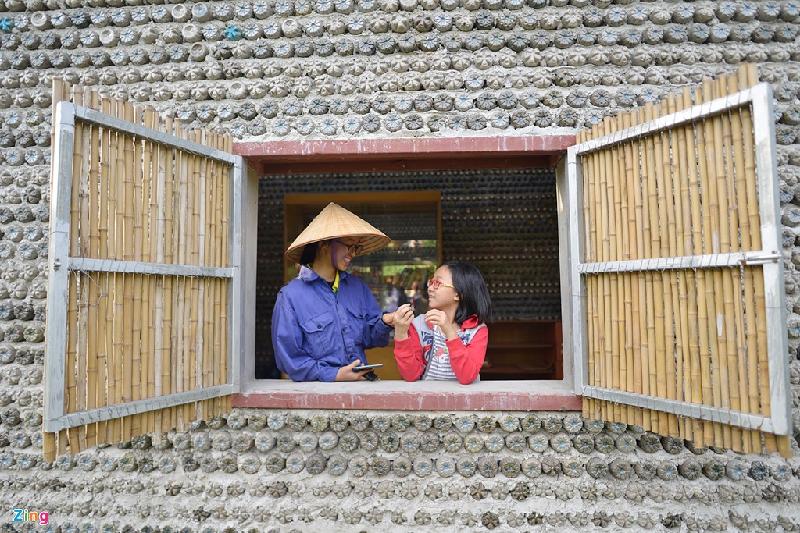 Ngoi nha ky la o Ha Noi duoc lam tu 8.800 vo chai nhua hinh anh 7 Cửa sổ và cửa chính được làm từ tre và nứa thân thiện với thiên nhiên. 