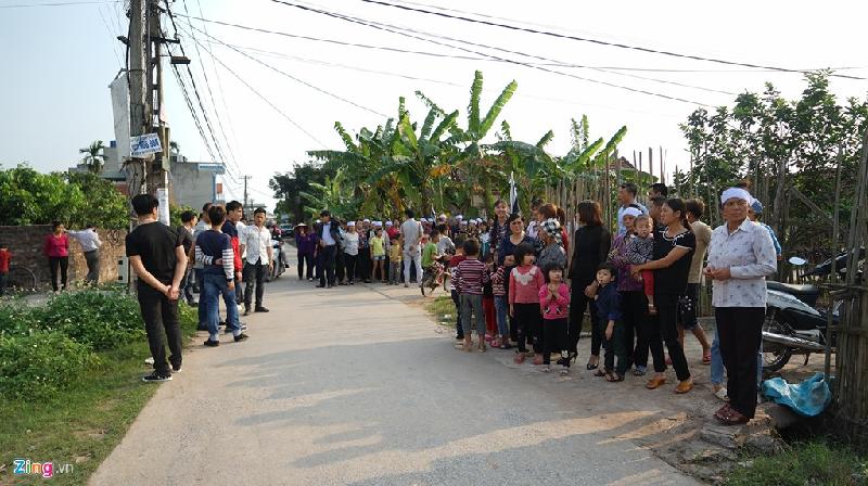 16h ngày 2/4, tại xóm 20, xã Tân Dân, Khoái Châu, Hưng Yên, nhiều người thân và hàng xóm nhà nội bé Lê Thị Nhật Linh (10 tuổi), bé gái người Việt bị giết ở Nhật, đứng đợi xe đưa thi hài.