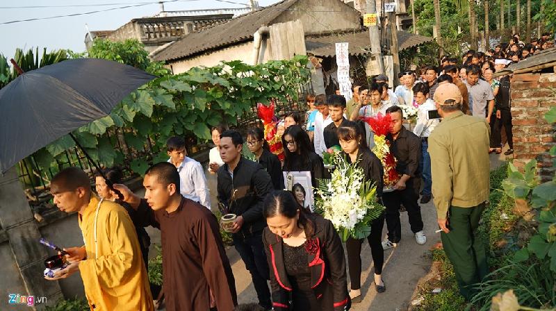 Nguoi than dam nuoc mat don be gai bi sat hai o Nhat ve que nha hinh anh 9