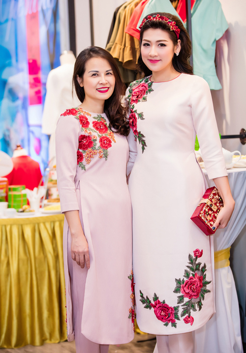 Mẹ của Dương Tú Anh sinh năm 1972, tên Khuê Tú. Từ khi Tú Anh tham gia Hoa hậu Việt Nam 2012, cô đã được mẹ hỗ trợ, chăm chút trong mọi hoạt động của cuộc thi. Sau khi Tú Anh đăng quang ngôi vị Hoa hậu, mẹ cô quyết định gác lại công việc riêng để trở thành người quản lý của con.