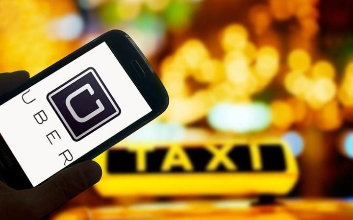Uber: là ứng dụng thuê taxi vẫn còn gây nhiều tranh cãi, nhưng rất tiện lợi khi sử dụng để đi du lịch khắp các thành phố. Người dùng có thể đặt sẵn tuyến đường mà mình sẽ đi trên ứng GPS trên điện thoại và đợi xe, sau đó có thể thanh toán bằng thẻ. Uber hiện hoạt động rộng khắp thế giới, ngay cả ở Việt Nam, dịch vụ này đang phát triển khá mạnh