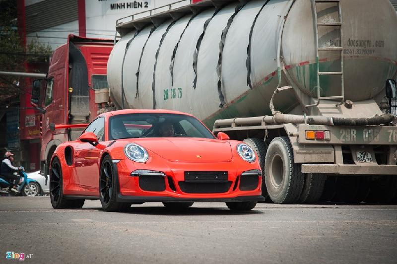 Đây là chiếc thứ 3 xuất hiện tại Việt Nam, tuy nhiên lại là chiếc đầu tiên được đăng kí, đăng kiểm để sử dụng. Trước đó, nhà phân phối các dòng xe Porsche tại Việt Nam từng đưa 2 chiếc về nhằm phục vụ sự kiện dưới dạng tạm nhập tái xuất.