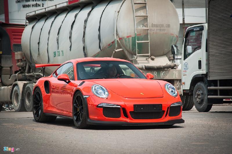 Khung gầm 911 GT3 RS được điều chỉnh đem lại độ chính xác tối đa. Hệ thống dẫn động cầu sau cùng hệ thống điều phối lực kéo của Porsche (PTV Plus) với van biến thiên và khóa vi sai khiến chiếc xe năng động hơn. Trục trước và sau được mở rộng để tăng khả năng chống lật khi vận hành ở tốc độ cao. Xe cũng được trang bị bộ lốp lớn hơn để đảm bảo an toàn khi vào cua nhanh.
