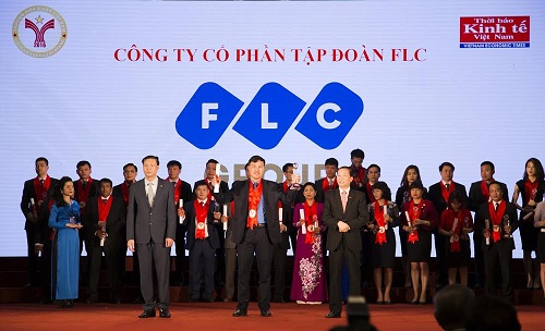 Ông Đỗ Quang Lâm, Đại diện Tập đoàn FLC nhận danh hiệu “Thương hiệu mạnh” năm 2016 từ Ban Tổ chức