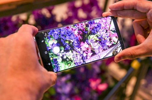 Samsung Galaxy S8 Plus: Vừa được nhà sản xuất phát hành chưa được bao lâu, Galaxy S8 Plus cùng với “người em” của mình là S8 được cho là sở hữu thiết kế khác hoàn toàn so với các đối thủ trong cùng phân khúc. Cụ thể, S8 Plus là chiếc smartphone cao cấp với màn hình vô cực khá lớn 6,2 inch cùng với nhiều ưu điểm về phần cứng cũng như phần mềm và đặc biệt là tuổi thọ pin khá dài. Trong quá trình thử nghiệm tại phòng thí nghiệm, smartphone cao cấp này kéo dài 18 giờ sử dụng, đây là một con số thực sự đáng nể.