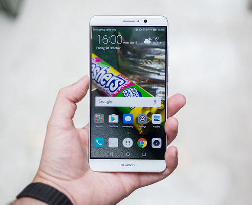 Huawei Mate 9: Từng được coi là đối thủ “nặng kí” của Samsung Galaxy Note 7, nhưng sản phẩm của Samsung đã bị “chết yểu” sau bê bối pin cháy nổ, vì vậy, Mate 9 chính là sản phẩm thay thế tốt nhất cho Note 7. Mate 9 sở hữu màn hình hiện thị khá lớn 5,9 inch, kèm theo bộ vi xử lý lcực kỳ mạnh mẽ Kirin 960 octa-core và một thiết lập camera kép khá mạnh phù hợp với những bức ảnh nghệ thuật. Dung lượng Pin 4000mAh của Mate 9 cũng được cho là sẽ giúp máy tồn tại suốt cả ngày làm việc. Trong các thử nghiệm thực tế, pin của smartphone này có thể kéo dài 18 giờ 35 phút một cách khá dễ dàng.